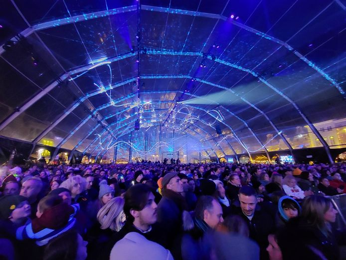 Vlaams openingsfeest van het Europees Voorzitterschap 2024 op de Grote Markt in Mechelen, toen er nog stroom was in de tent.