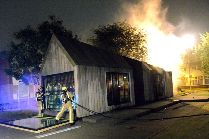 De brandweer moest uitrukken voor een brand in een wijkcentrum tijdens een nieuwe nacht vol ongeregeldheden in de Haagse Schilderswijk.