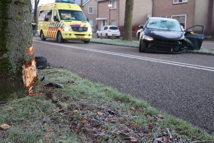 Bij een ongeval op de Schoolstraat in Waspik, botste een auto tegen een boom.