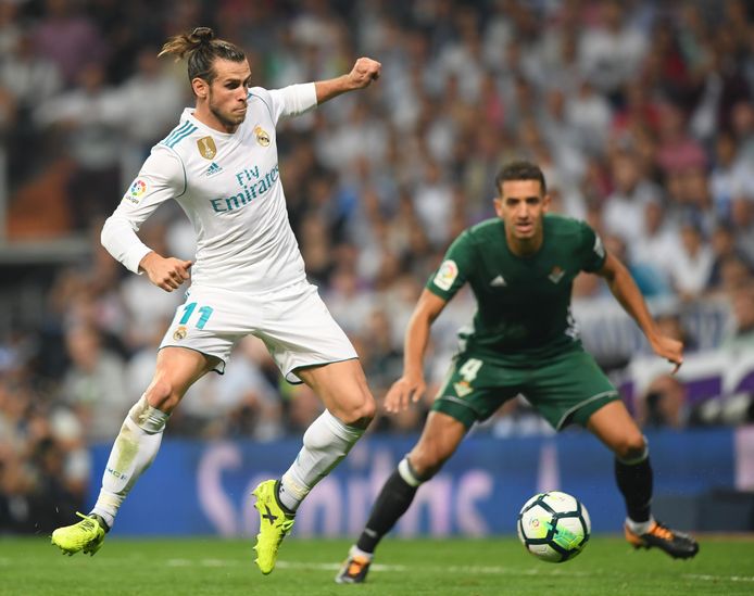 Gareth Bale in actie tegen Real Betis, Zouhair Feddal kijkt toe.