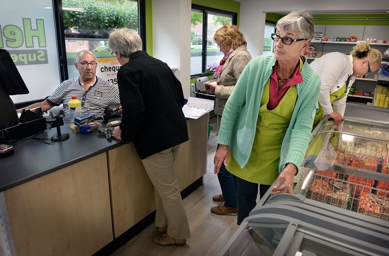 De supermarkt van het kleine dorp Herwen draait geheel op vrijwilligers.  Beeld Marcel van den Bergh/de Volkskrant