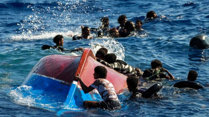 Italiaanse kustwacht treft acht lichamen aan op boot met migranten in Maltese wateren