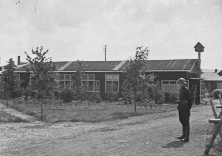 Nieuw beeld, gevonden tijdens de restauratie van de ‘Westerborkfilm’: een Nederlandse bewaker bij de poort van het kamp. Beeld Nederlands Instituut voor Beeld en Geluid