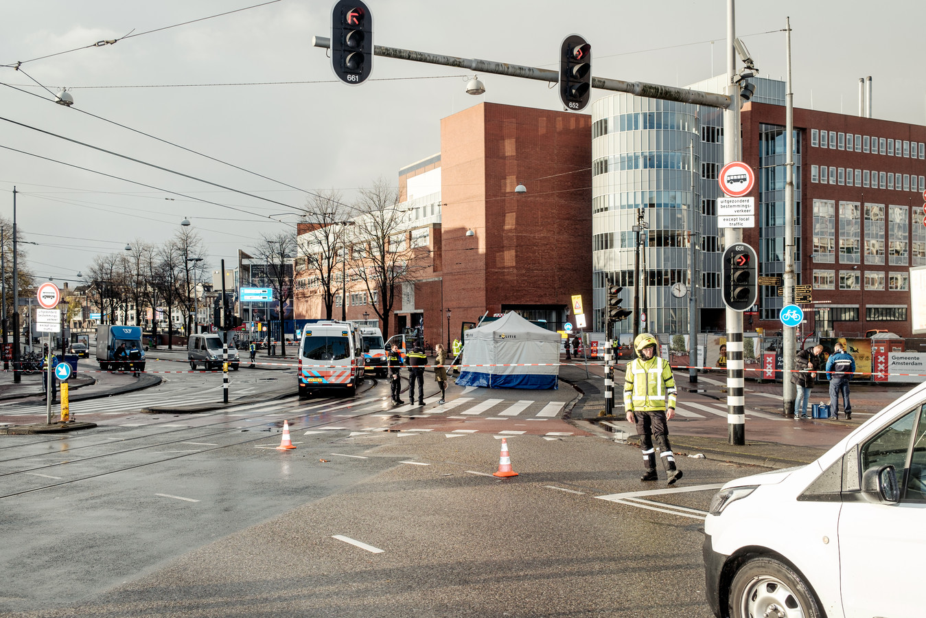 De politie heeft de weg ter hoogte van het Waterlooplein afgezet na een ongeluk waarbij maandagochtend een man om het leven kwam.