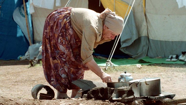 Een Albanese vrouw in het vluchtelingenkamp van het Macedonische Cegrane, op 31 mei 1999. Beeld epa