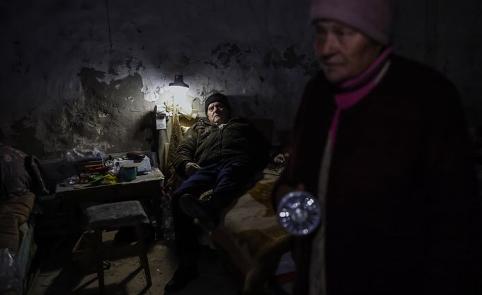 Oekraïners Olga en haar man Victor wonen momenteel in hun kelder, in de Zuid-Oekraïense regio Cherson (05/11/2022).