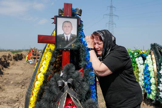 De moeder van een Oekraïense soldaat die omkwam in Loehansk bij het graf van haar zoon. (archiefbeeld)