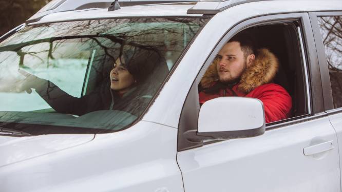 Let op als je autorijdt in een dikke jas: in dit vakantieland kun je een boete krijgen
