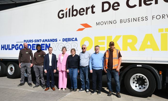 De vrijwilligers laadden vrijdag een vrachtwagen in vol goederen voor de Oekraïense vluchtelingen.