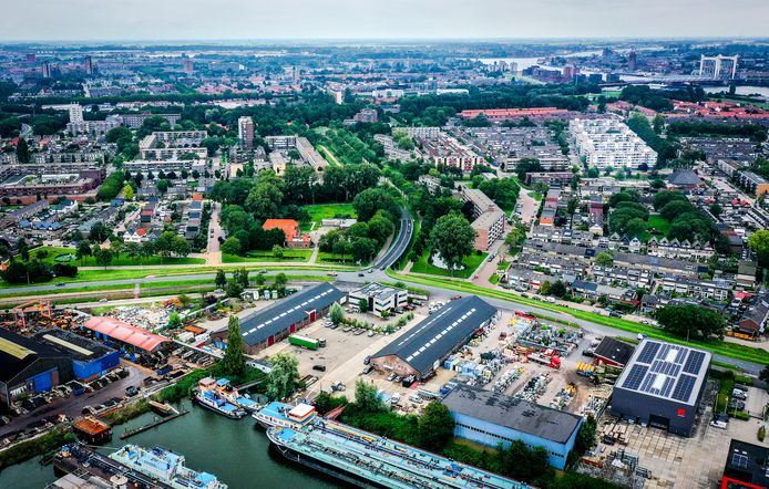 Links op de voorgrond de plaats van de aanslag op het bedrijfspand van Alex R. (59) uit Alblasserdam. Rechtsboven de vijf lichtkleurige Kapiteinflats van Zwijndrecht.