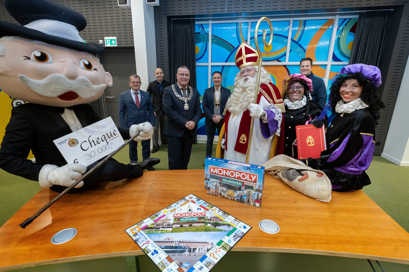 Het eerste exemplaar van het Veldhovens Monopolyspel werd vrijdagmiddag aangeboden aan burgemeester Marcel Delhez.