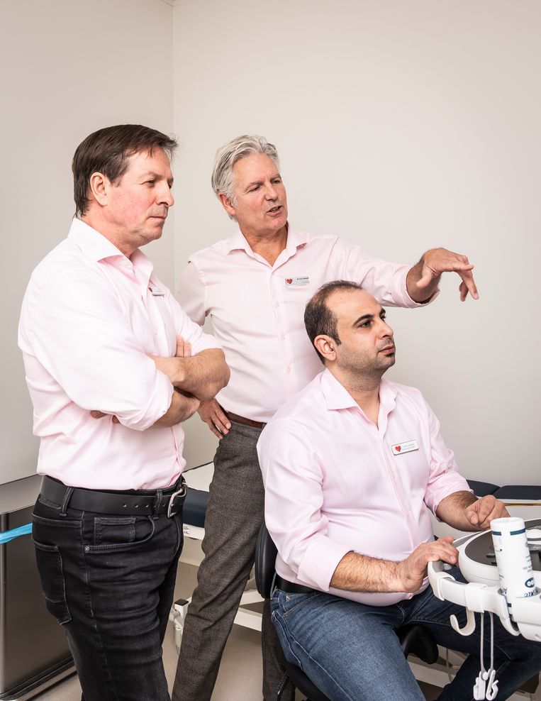De Echocardiografie Academie heeft inmiddels zeven mensen opgeleid. Ivan Ursu (links) heeft de opleiding afgerond, Amir Lohrasbi (rechts) is trainee. Beeld Dingena Mol