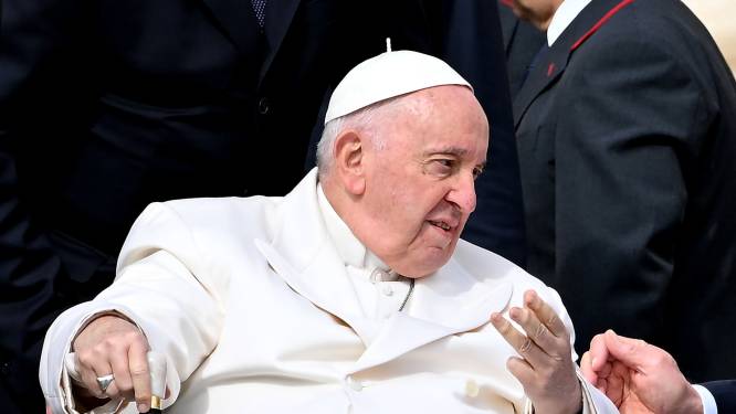 Le pape François, hospitalisé à Rome, a passé “une bonne nuit”