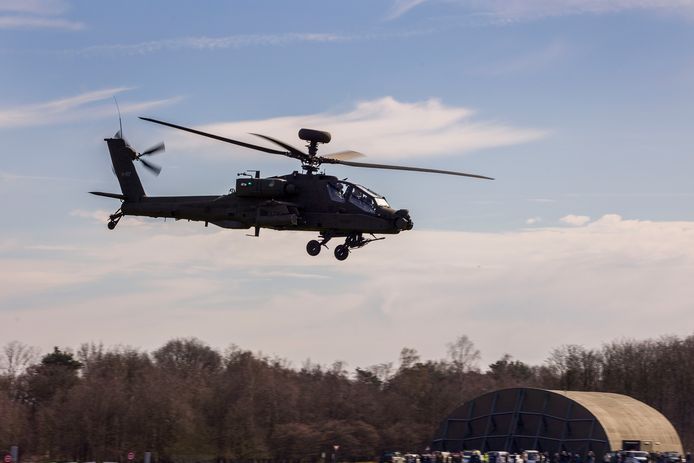 De Apache-helikopters zijn helemaal vernieuwd, maar van buiten zien ze er nog nagenoeg hetzelfde uit.