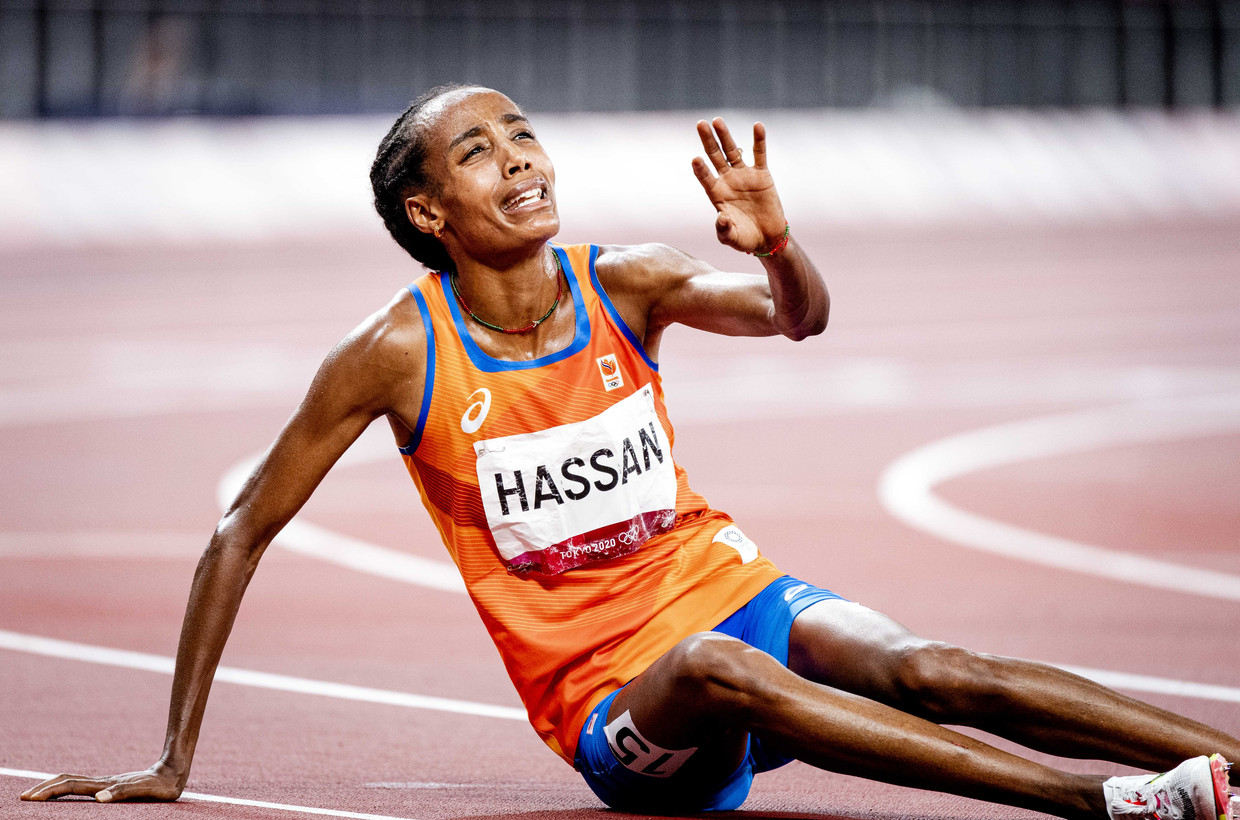 Sifan Hassen is uitgeput na het winnen van de 10.000 meter. Beeld ANP