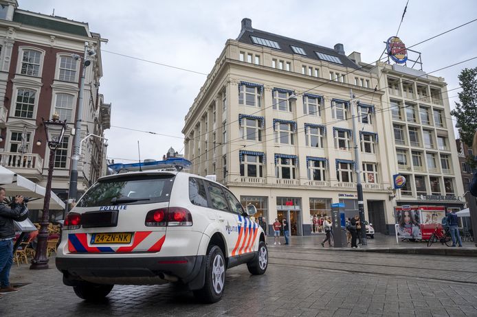 Politie voor de studio van RTL Boulevard aan het Leidseplein in Amsterdam.