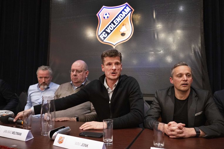 Trainer Wim Jonk tijdens de informatieavond voor supporters, met rechts directeur voetbalontwikkeling Ruben Jongkind.  Beeld ANP