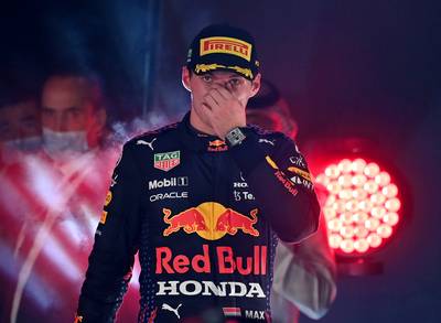 Max Verstappen moet zich na aanrijding Hamilton nog melden bij jury: “Deze sport draait meer om penalty’s dan om racen”