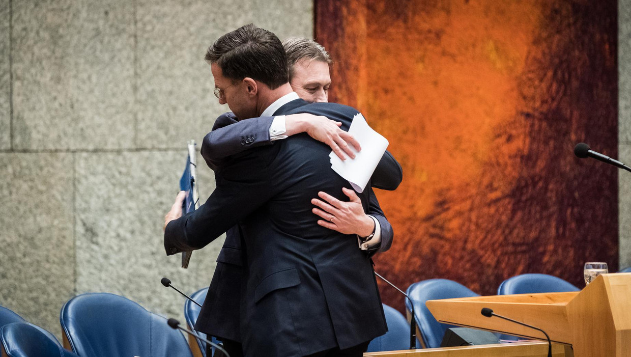 Halbe Zijlstra legt een verklaring af waarin hij zijn aftreden bekendmaakt. De minister van Buitenlandse Zaken moet zich verantwoorden over de leugen die hij heeft verteld over zijn ontmoeting met de Russische president Vladimir Poetin. Beeld anp