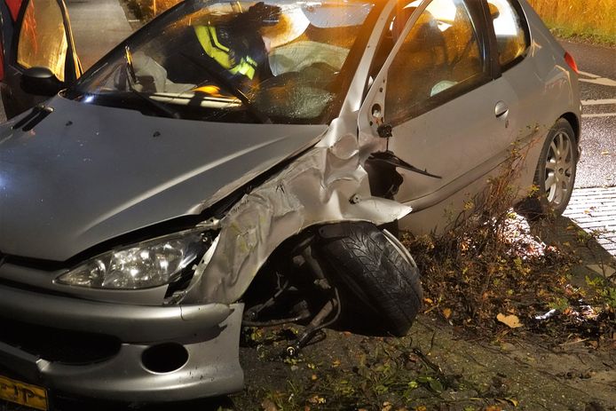 De schade aan de auto is fors.