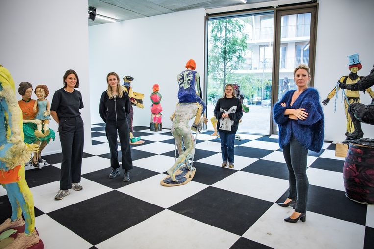 Sofie Van De Velde (49, rechts op foto) stelt al bijna vijf jaar kunst tentoon aan Nieuw-Zuid. Op de foto ook haar team: Axelle, Astrid en Theresia. Beeld Joel Hoylaerts / Photo News