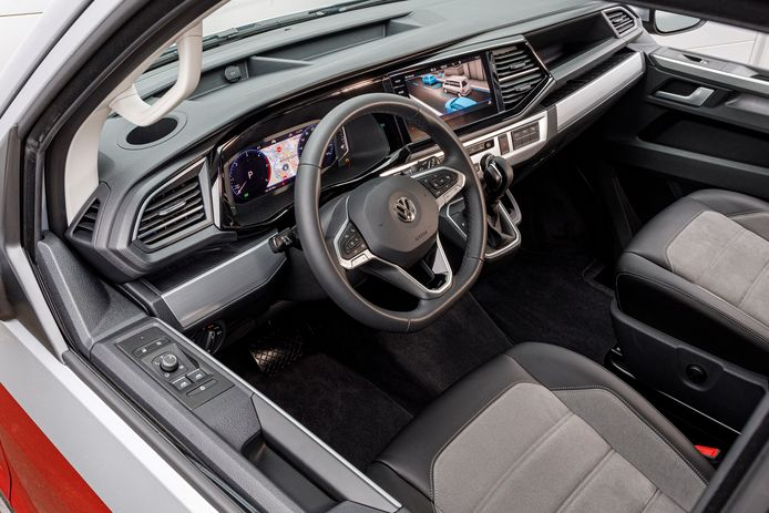 Het interieur (dit is een zeer luxe Multivan) doet aan als een personenauto.