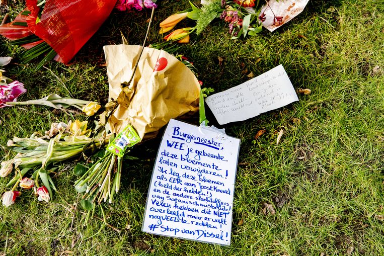 In het verleden plaatsten complotdenkers bloemen en actiebordjes op graven van mensen van wie zij denken dat ze  'vermoord door een satanistisch pedonetwerk' in Bodegraven.  Beeld ANP/Robin Utrecht