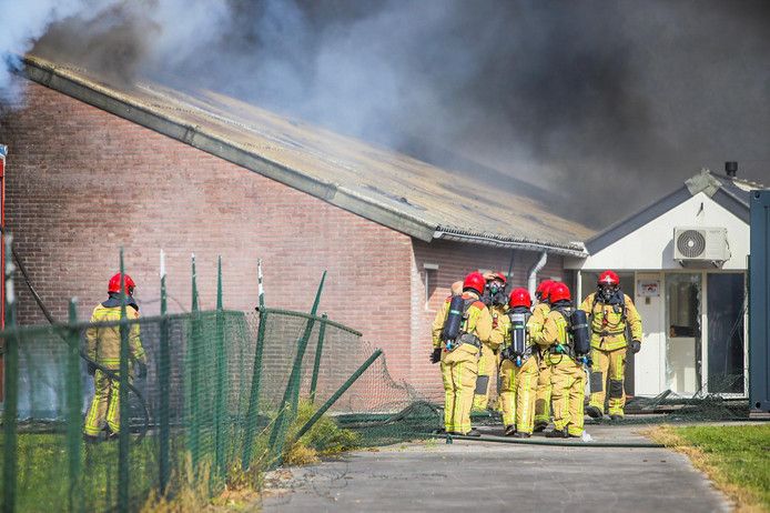 Brandweermannen bij de stalbrand in Asten.