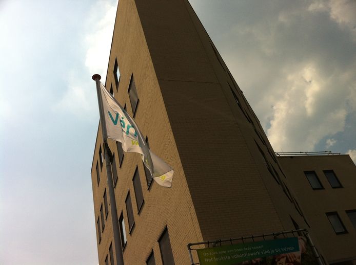 De vlag wappert gewoon voor het hoofdkantoor van Vérian in Apeldoorn.