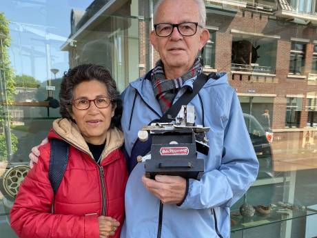 Israëlische nazaat Mogendorff vindt in Wierden oud machientje van overgrootvader terug