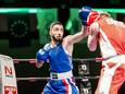 Mahmoud Al Chabtoun (blauw) bokst in de finale van de Eindhoven Box Cup tegen Ruslan Tsykalo.
