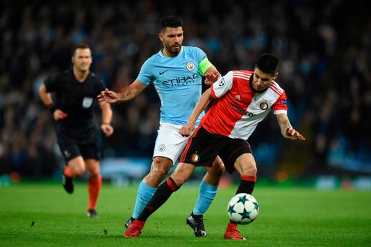 In duel met Sergio Aguero tijdens zijn verhuurperiode aan Feyenoord.