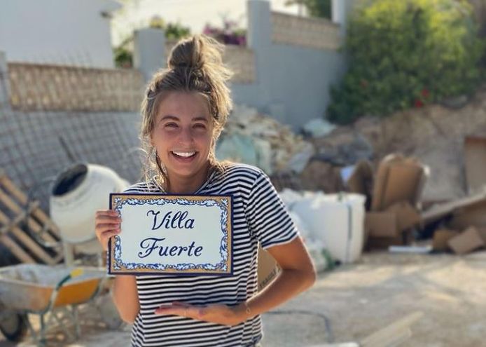 Shelly Sterk bij haar vakantiehuis