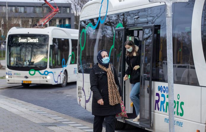 Een bus van RRReis op het busstation van Ede. Eigenaar en vervoersbedrijf Hermes blijft zeker tot medio 2026 met de bussen rijden in de regio Ede.