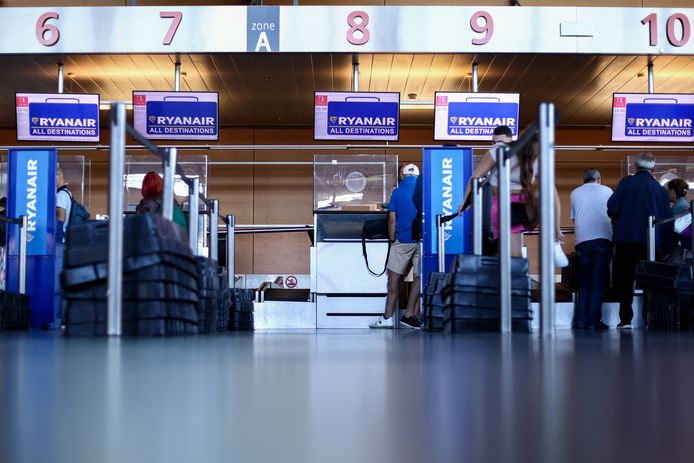 Getroffen reizigers zullen op de hoogte worden gebracht en geadviseerd over de opties om hun vluchten te vervroegen of uit te stellen, ook terugbetaling "is mogelijk", schrijft Ryanair op hun website.