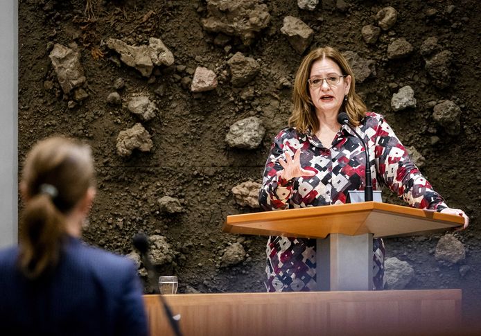Kamerlid Aukje de Vries (VVD) tijdens een debat in de Tweede Kamer over de ontwikkelingen rondom het coronavirus.