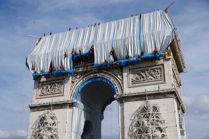 De Arc de Triomphe in de Franse hoofdstad Parijs wordt ingepakt ter ere van de overleden kunstenaar Christo.