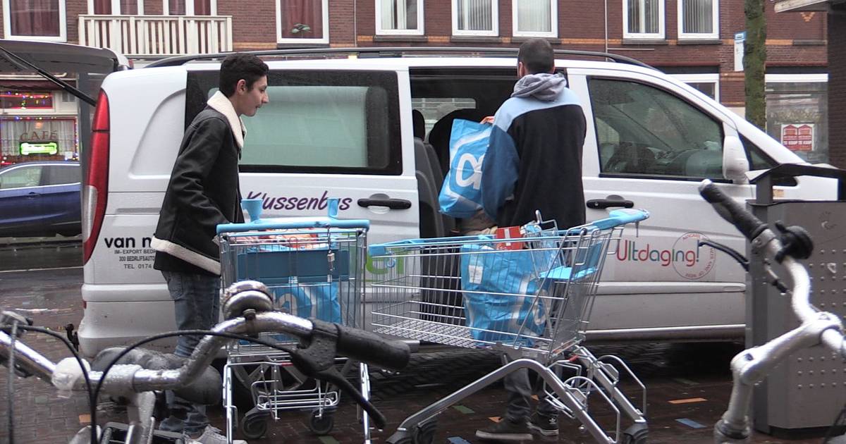 Leerlingen pakken boodschappen in voor arme gezinnen Den Haag AD.nl
