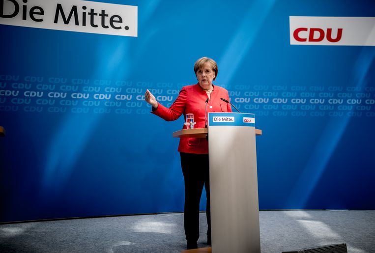 Bondskanselier Angela Merkel tijdens een persconferentie na een bijeenkomst met coalitiegenoot CSU op 18 juni 2018. Beeld Michael Kappeler/dpa