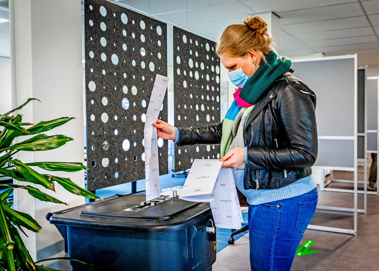 Het stembureau in het gemeentehuis van Maasdam.