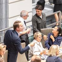 Vlaamse ministers krijgen nog steeds het geld van de afgeschafte huishoudpremie: ‘Om te huilen’