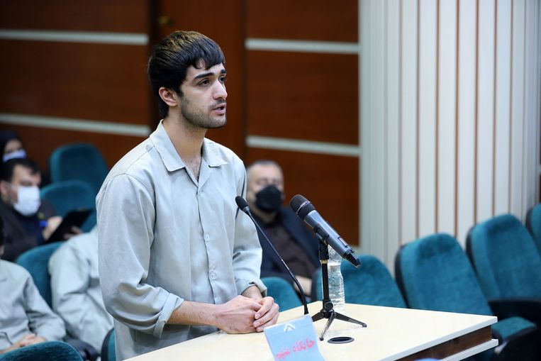Mohammad Mehdi Karami tijdens zijn schijnproces in Karaj, Iran. Beeld AP