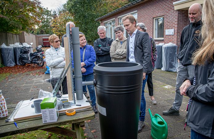 In Riethoven stimuleert de gemeente het gebruik van regenwater onder meer door het beschikbaar stellen van regentonnen. Wethouder  Mathijs Kuijken gaf begin november uitleg. Foto DCI Media