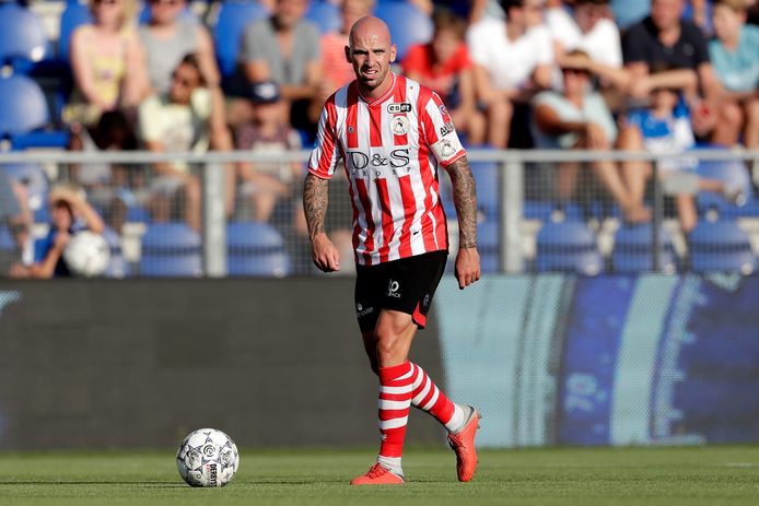 Bryan Smeets aan de bal tegen PEC Zwolle.