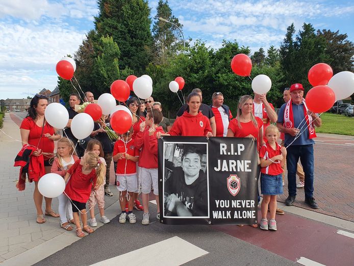 Jarne was een enorme voetbalfan, vooral van Royal Antwerp FC. Er tekenden dus heel wat mede-supporters present, de witte mars kleurde rood-wit, de kleuren van de club.