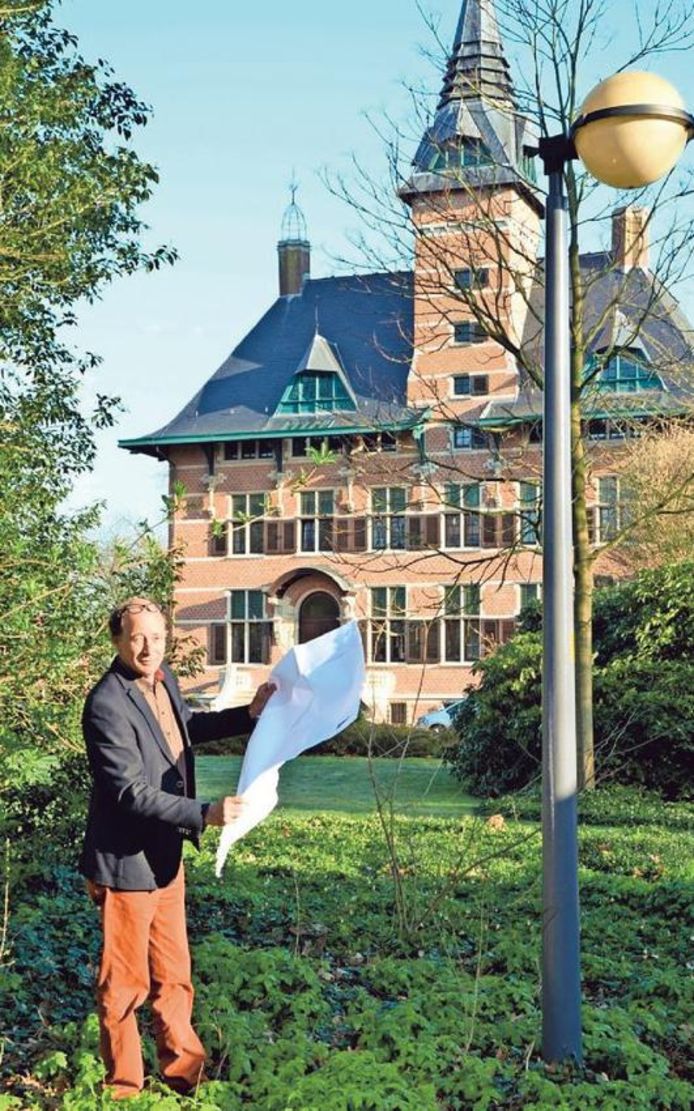 Schepen Sus Vissers (CD&V) met zijn lichtplan bij een van de 3.300 lichtpunten in de gemeente. Een foto uit 2017.