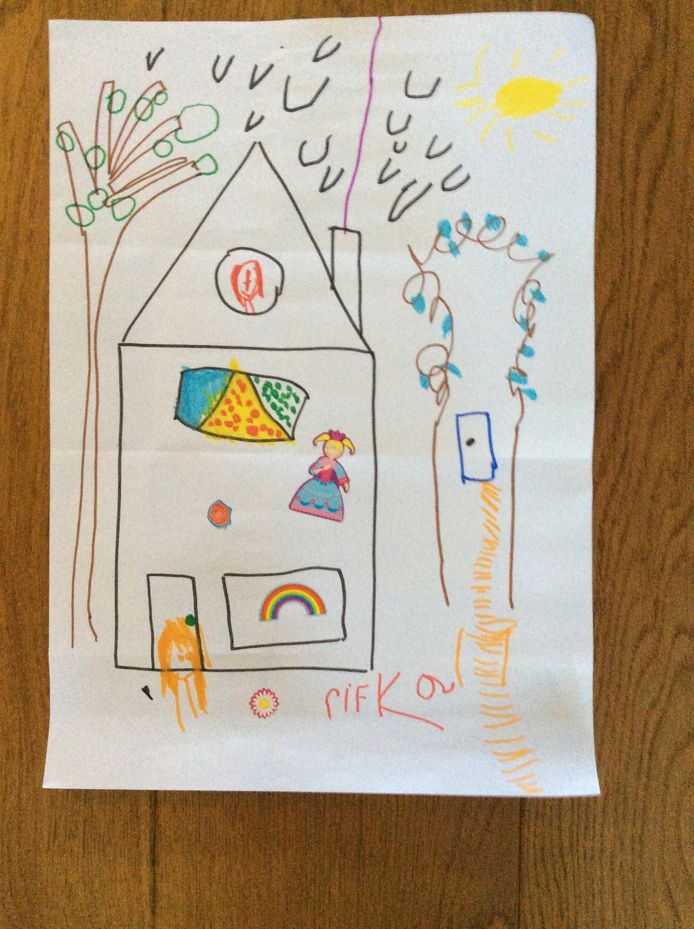 'De vierjarige Rifka heeft het huis van oma Trudie en opa Kees getekend. Ze vind het zo jammer dat zij nu niet meer kan komen logeren. En zielig omdat oma en opa nu zo alleen zijn en zij niet op de verjaardag van haar kleine zusje Sifra kunnen komen die deze week 1 jaar wordt'