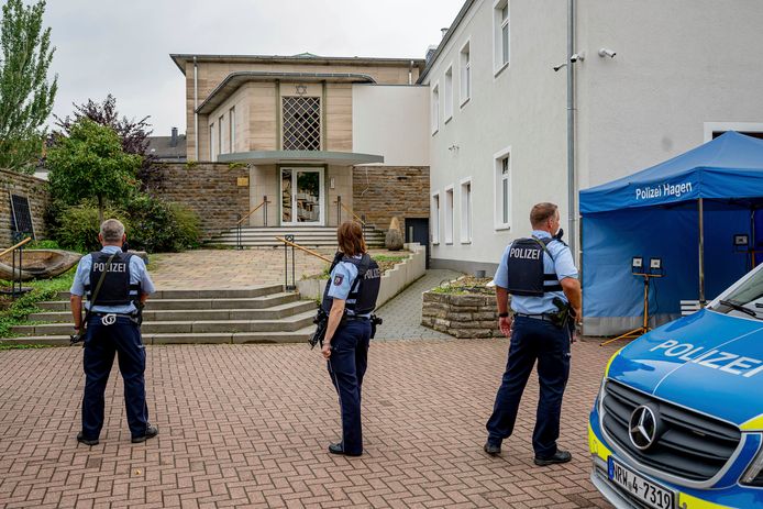 Politiemensen met machinepistolen bewaken de synagoge in Halle.