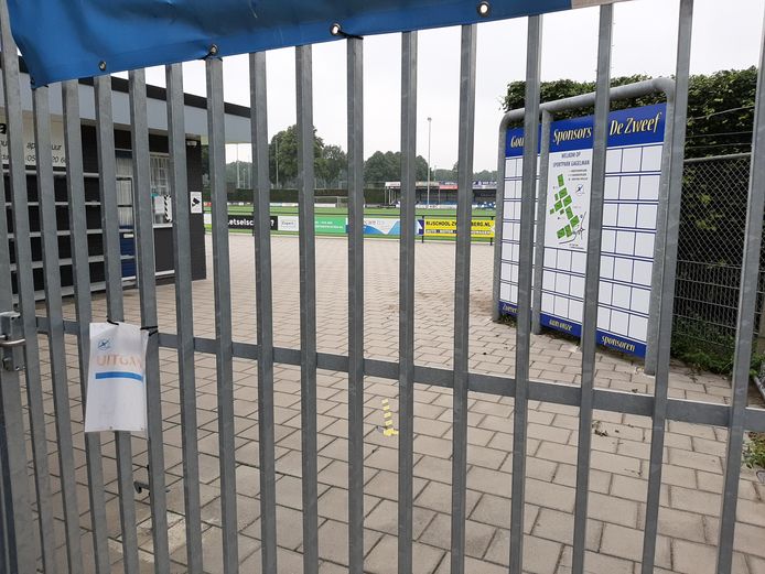 Voetbalclub De Zweef wil vandalen het liefst buiten de deur houden.