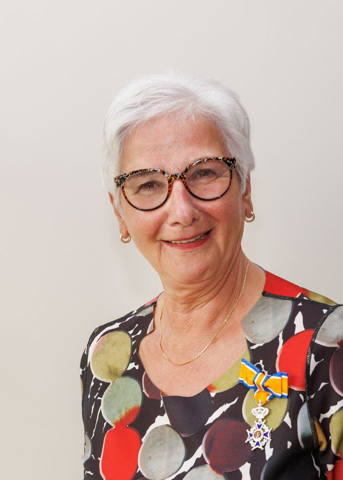 Jeanne Wolfs–van Rijthoven uit Oisterwijk, lid in de Orde van Oranje-Nassau